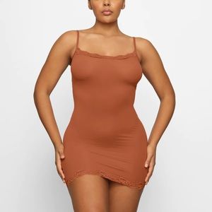 SKIMS FITS EVERYBODY LACE DRESS LIMITED EDITION: BRONZE XS
